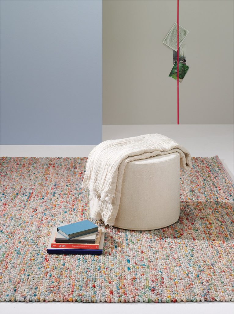 in-de-stoel-beside-rugs